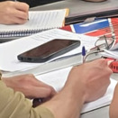 Schrijven in een schrift aan tafel