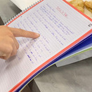 Een tekst in een schrift bekijken