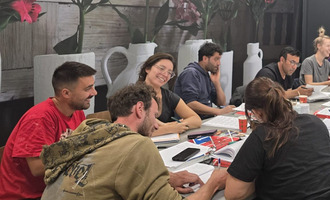 Deelnemers in gesprek rond een tafel